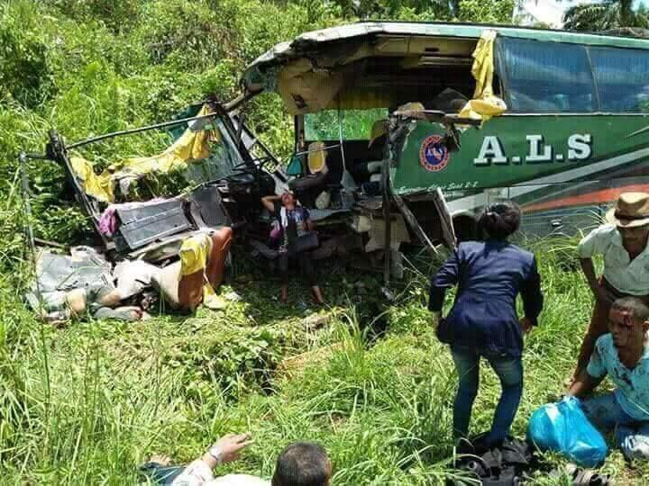 Kecelakaan bus als dan truk pengangkut ayam.