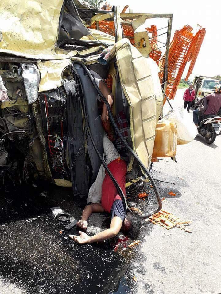 Kecelakaan bus als dan truk pengangkut ayam.