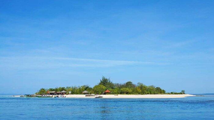 Pesona Gili Kondo di Lombok, Snorkeling Sembari Memberi Makan Ikan