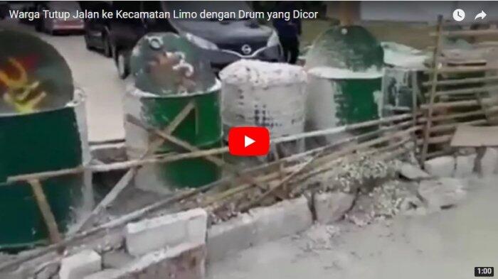 Warga Tutup Jalan ke Kecamatan Limo dengan Drum yang Dicor