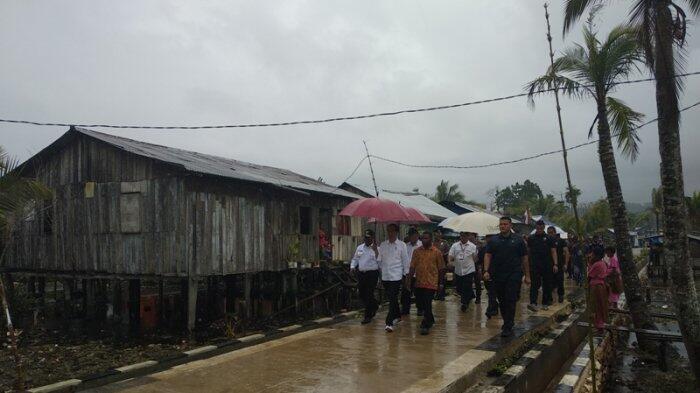 Tepuk Tangan Warga Distrik Sorong Manoi untuk Jokowi