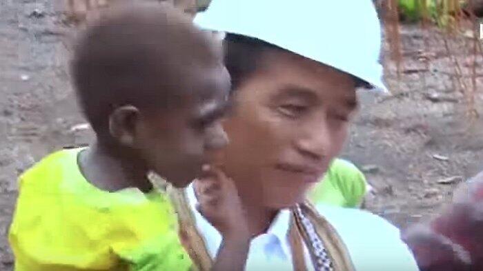Joko Widodo Kunjungan ke Asmat, Gendong 'Jokowi' hingga Naik Motor di Tengah Hujan