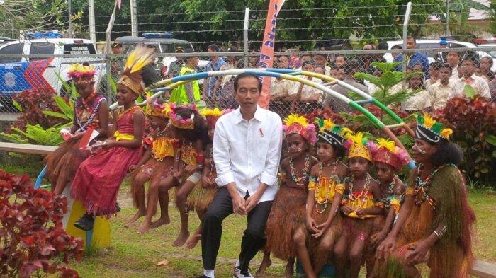 Tiga Hari Blusukan di Papua, Presiden Gunakan Sneakers Bertulis Jokowi