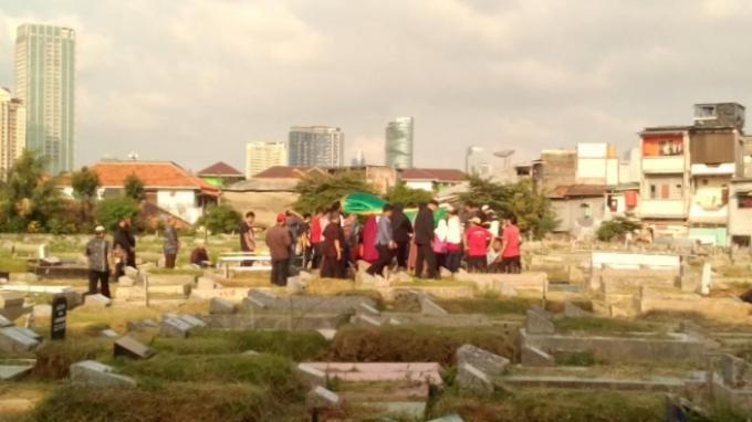 Pemakaman Ibunda Lucinta Luna di TPU Grogol Kemanggisan, Keluarga Emosional