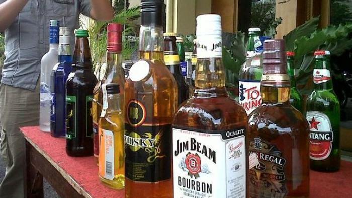 Polisi Amankan Puluhan Botol Miras Illegal dari Dua Pedagang