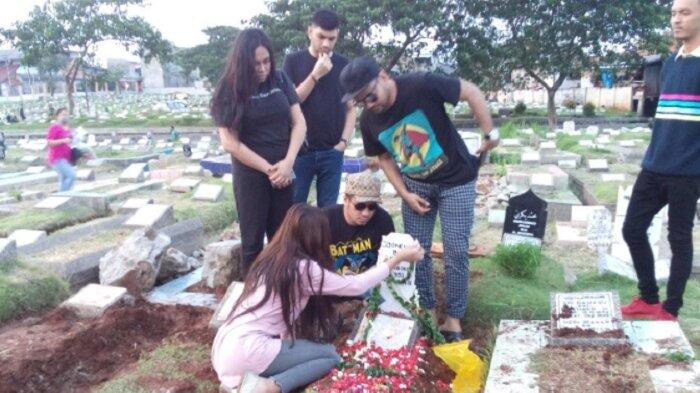 Alasan Lucinta Luna Terlambat Hadiri Proses Pemakaman Ibunya