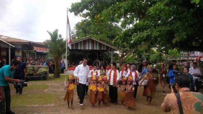 Jokowi dan Iriana Menari Bersama Anak-anak TK di Sorong