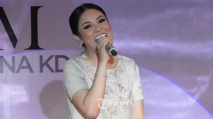 Kayak Babysitter, Inilah Penampilan Nindy Ayunda Saat di Bangkok, Penasaran?