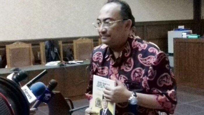 Setya Novanto Bagi-bagi Buku ke Majelis Hakim dan Jaksa KPK