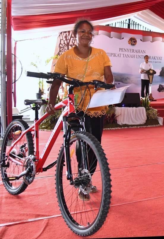 Jokowi Kaget, Ada Ikan Bersirip Sembilan di Papua