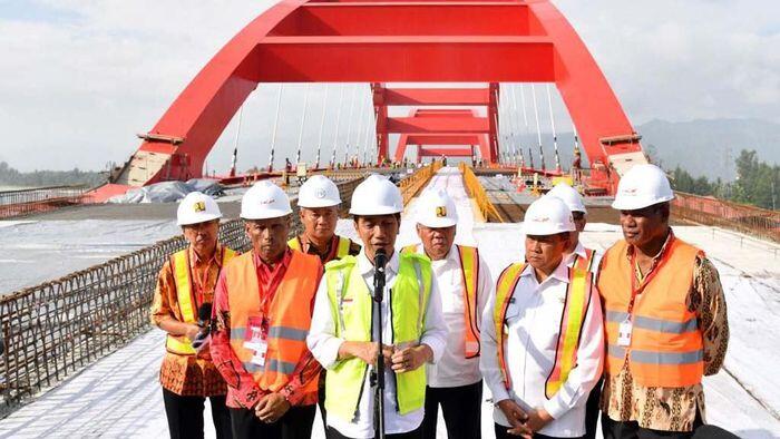 Jokowi Tengok Pembangunan Jembatan Holtekamp yang Pecahkan 2 Rekor MURI Sekaligus