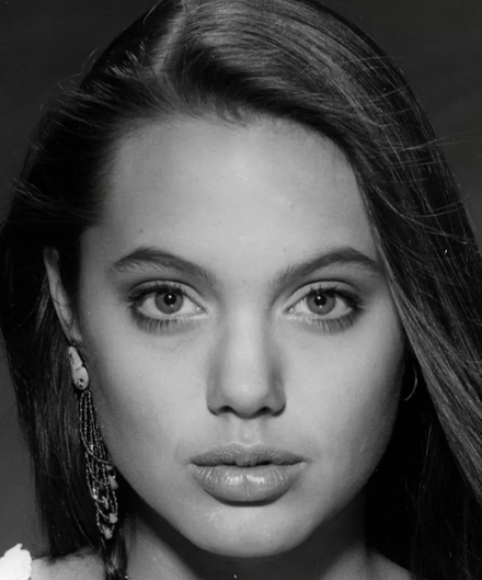 Potret Angelina Jolie Dari Masa ke Masa (Mudanya Cantik Maksimal)