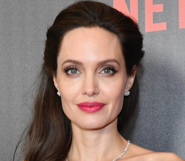 Potret Angelina Jolie Dari Masa ke Masa (Mudanya Cantik Maksimal)