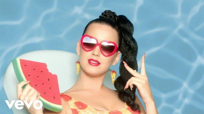 Pernak-pernik Resmi Katy Perry Diperjualbelikan di Konser 'Witness Tour'