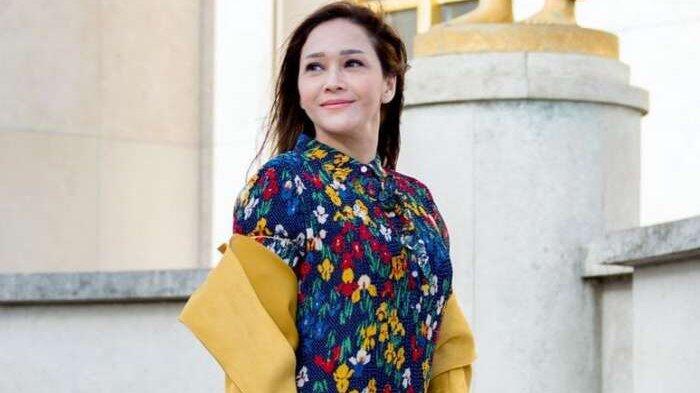 Memukau, Pesona Maia Estianty Saat Foto di Padang Bunga Semakin Terpancar!