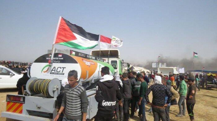 Dua Mobile Pembawa Air ACT Layani peserta Aksi Al-Awdah Kubro di Gaza