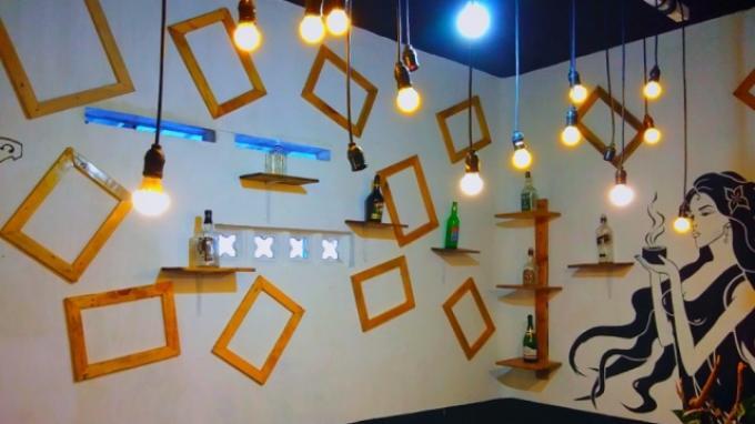 Filosofi di Balik Ornamen Hitam Putih di Kedai Kopi Kibordis Powerslaves