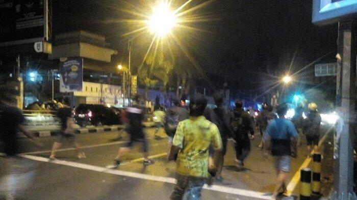 Sekelompok Pemuda dan Rombongan Bonek Saling Lempar Batu di Kleco Solo