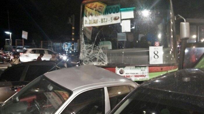 BREAKING NEWS: Kecelakaan Beruntun di Puncak, Libatkan Bus dan Mobil Pribadi