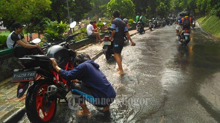 Air PDAM Bocor Hingga ke Jalan, Warga Malah Gunakan untuk Cuci Motor