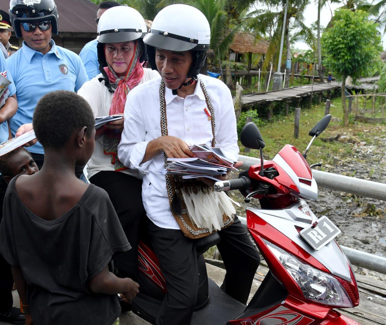 Foto-foto Romantisnya Jokowi dan Ibu Iriana di Tanah Papua, Sepayung Berdua