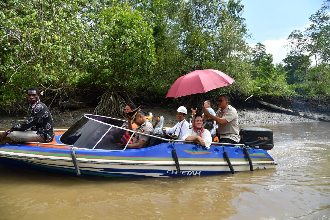 Foto-foto Romantisnya Jokowi dan Ibu Iriana di Tanah Papua, Sepayung Berdua