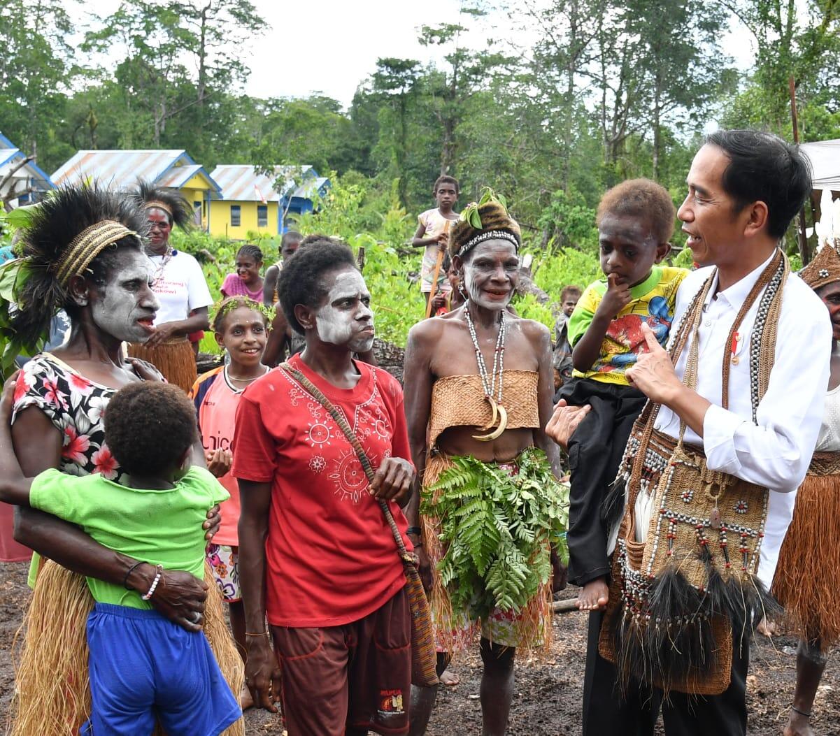 Foto-foto Romantisnya Jokowi dan Ibu Iriana di Tanah Papua, Sepayung Berdua