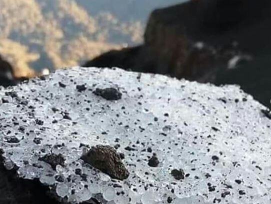 Foto-foto Langka, Lapisan Es Muncul di Puncak Semeru