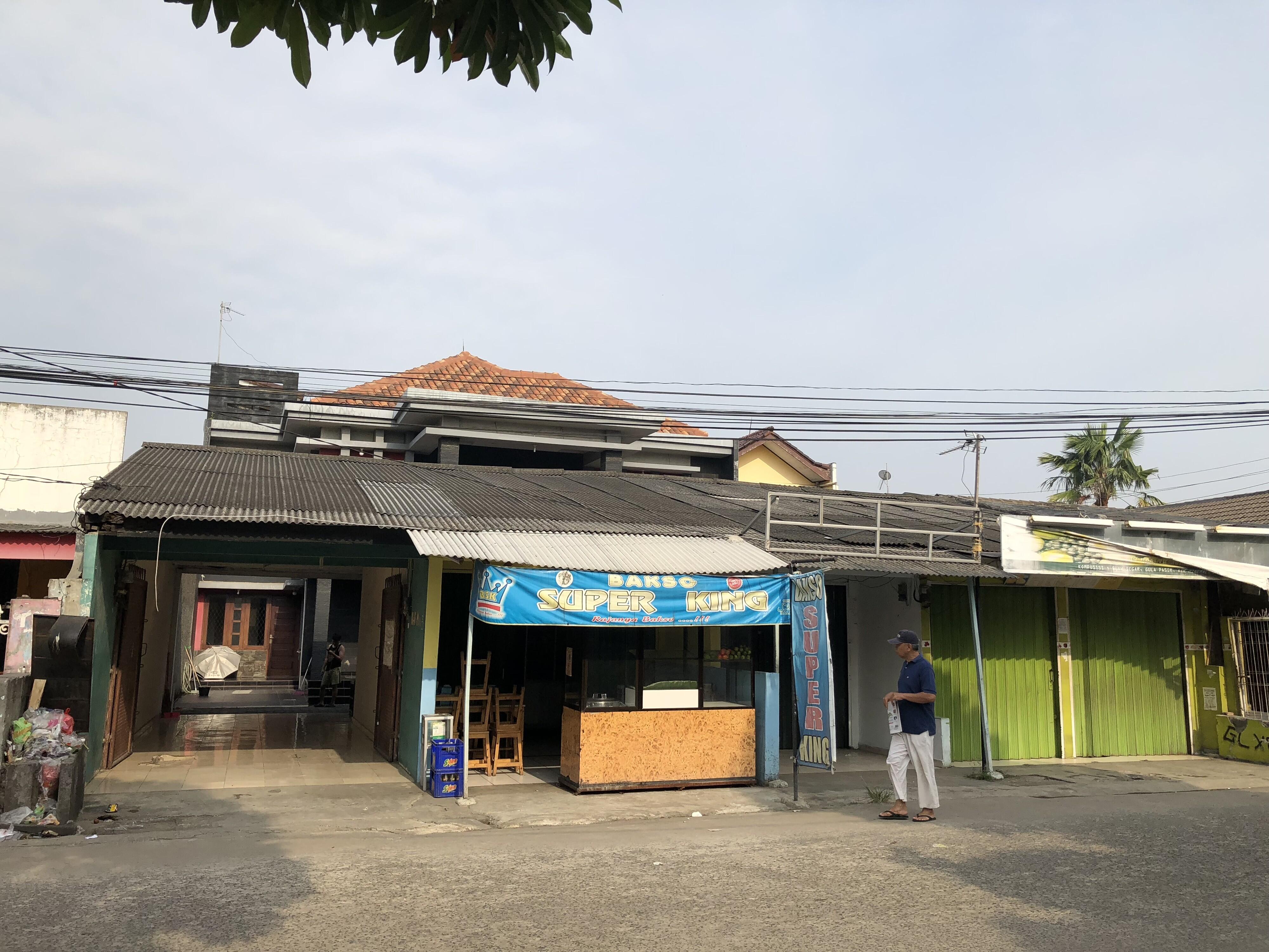 Rumah Huni + Ruko didepan. Uk. Luas Tanah : 450m2 Luas Bangunan : 550m2
