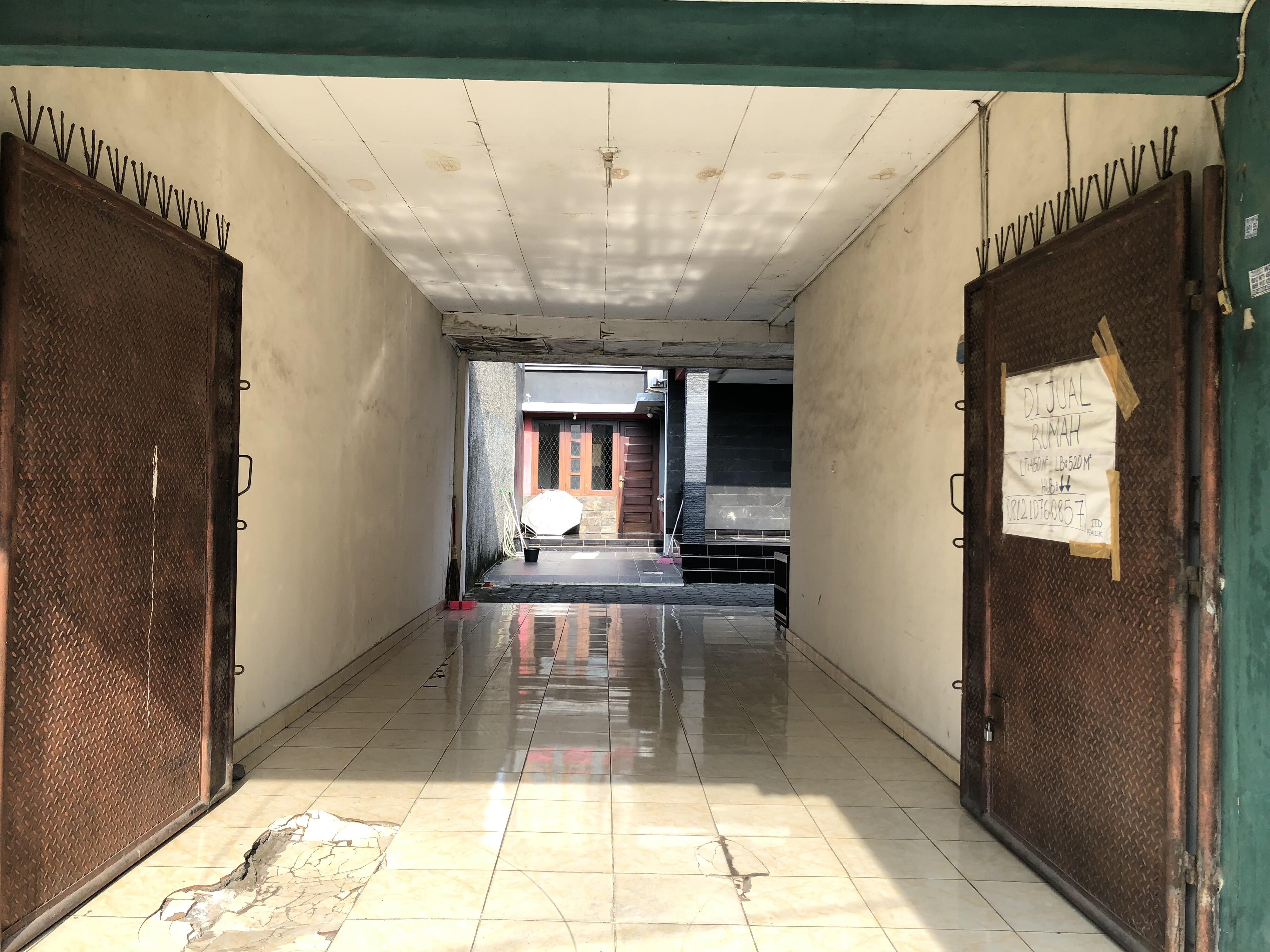 Rumah Huni + Ruko didepan. Uk. Luas Tanah : 450m2 Luas Bangunan : 550m2