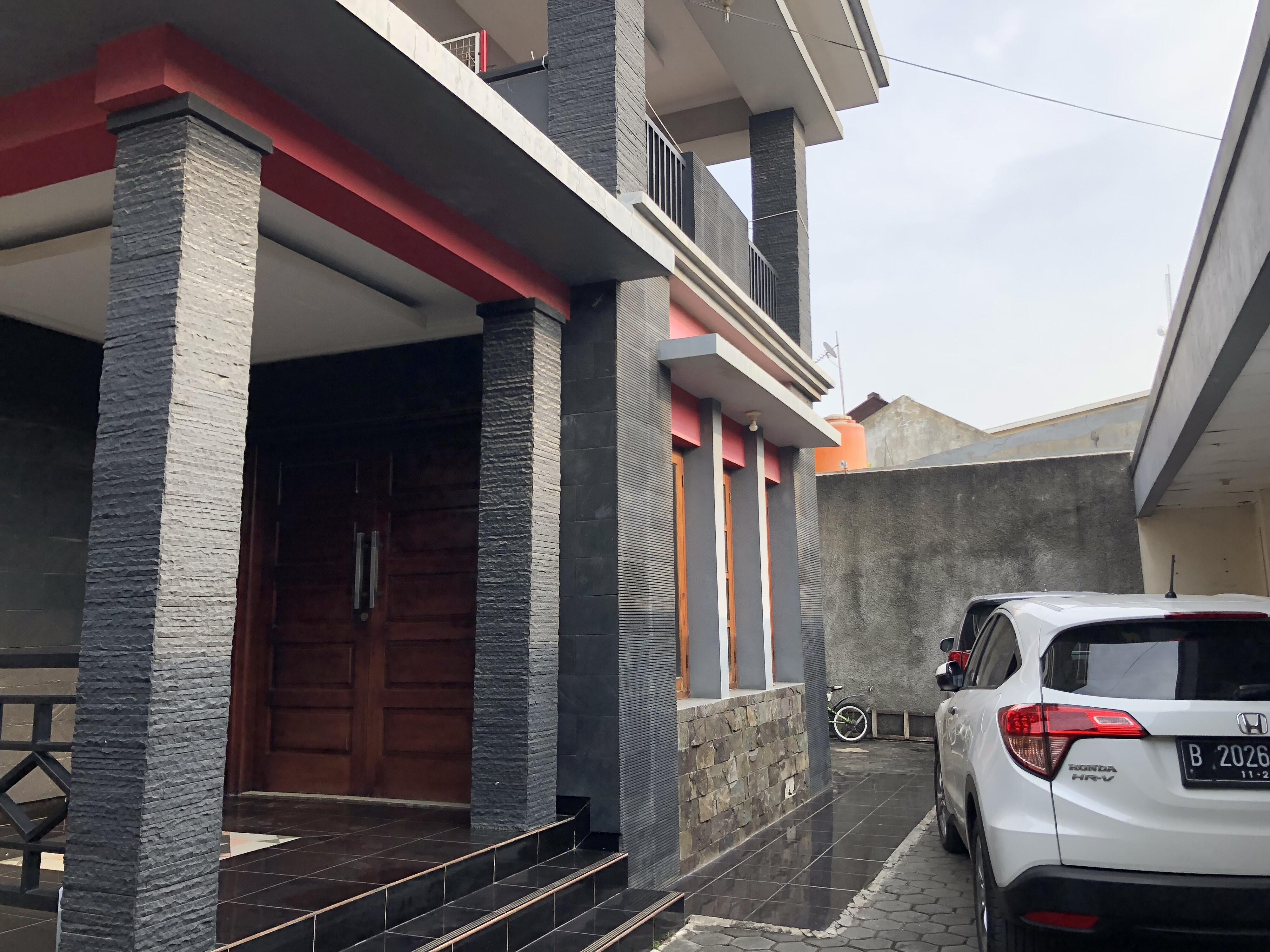 Rumah Huni + Ruko didepan. Uk. Luas Tanah : 450m2 Luas Bangunan : 550m2