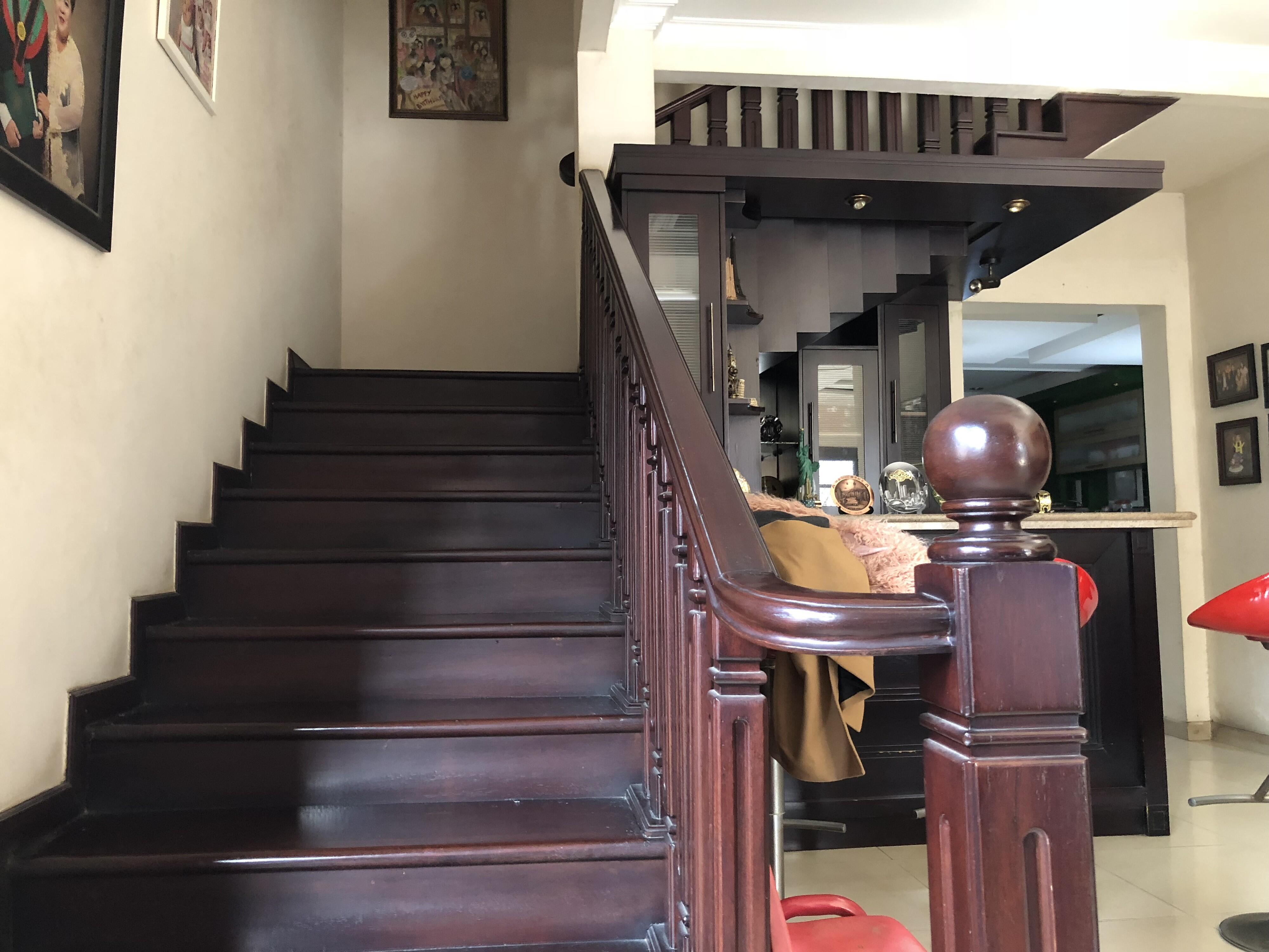 Rumah Huni + Ruko didepan. Uk. Luas Tanah : 450m2 Luas Bangunan : 550m2