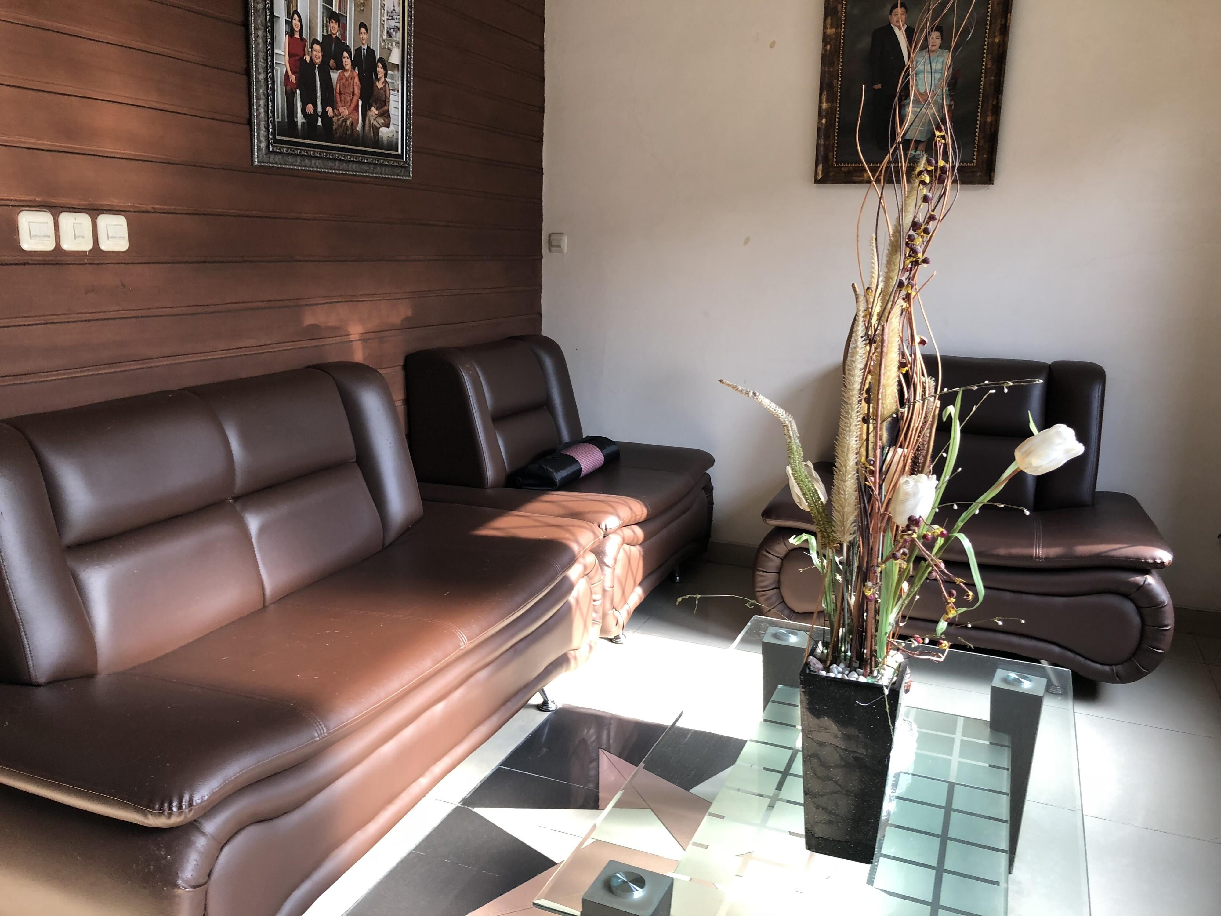 Rumah Huni + Ruko didepan. Uk. Luas Tanah : 450m2 Luas Bangunan : 550m2