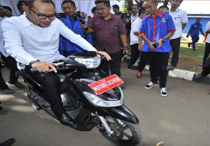 Saling silang lulusan sekolah dengan dunia kerja