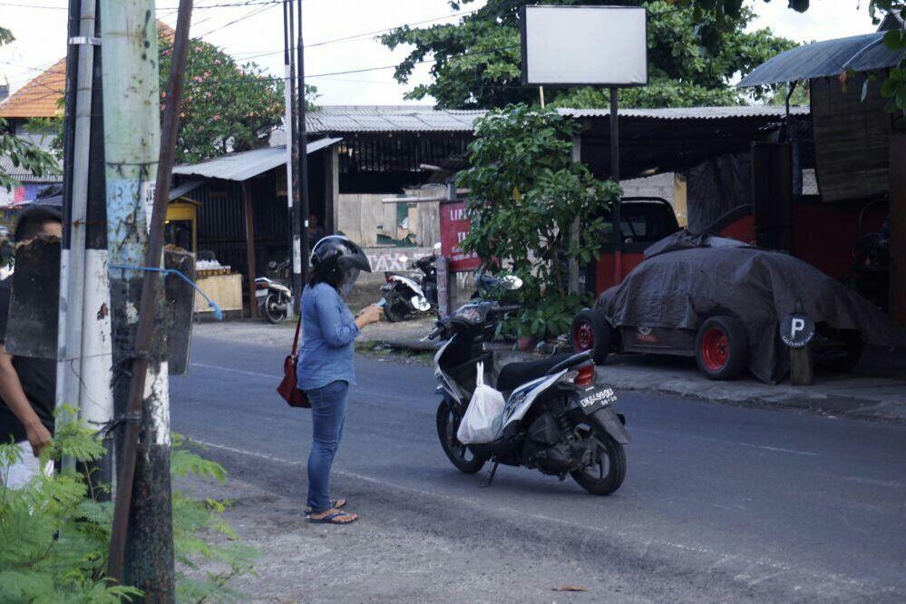 Cuma di Indonesia! 10 Gaya nyentrik emak-emak naik motor yang bikin miris dan ketawa