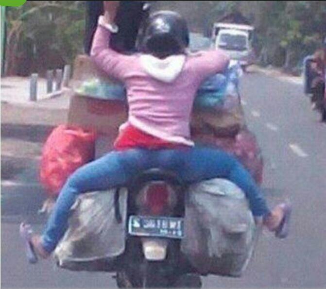 Cuma di Indonesia! 10 Gaya nyentrik emak-emak naik motor yang bikin miris dan ketawa