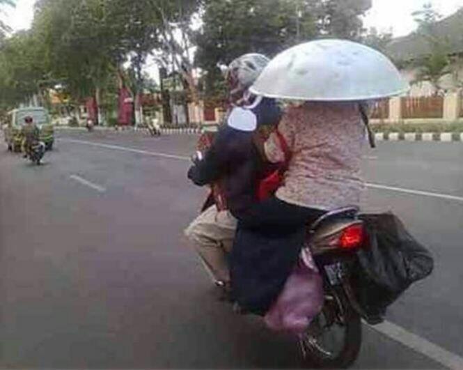 Cuma di Indonesia! 10 Gaya nyentrik emak-emak naik motor yang bikin miris dan ketawa