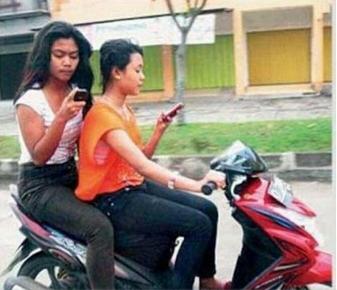 Cuma di Indonesia! 10 Gaya nyentrik emak-emak naik motor yang bikin miris dan ketawa