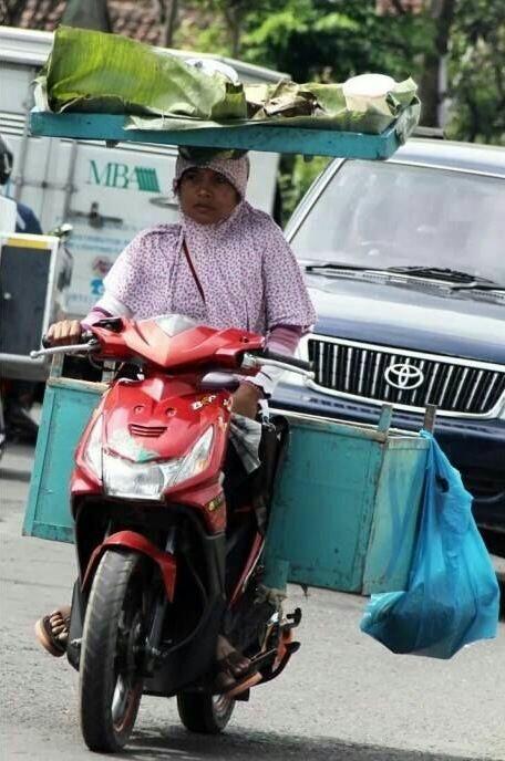 Cuma di Indonesia! 10 Gaya nyentrik emak-emak naik motor yang bikin miris dan ketawa