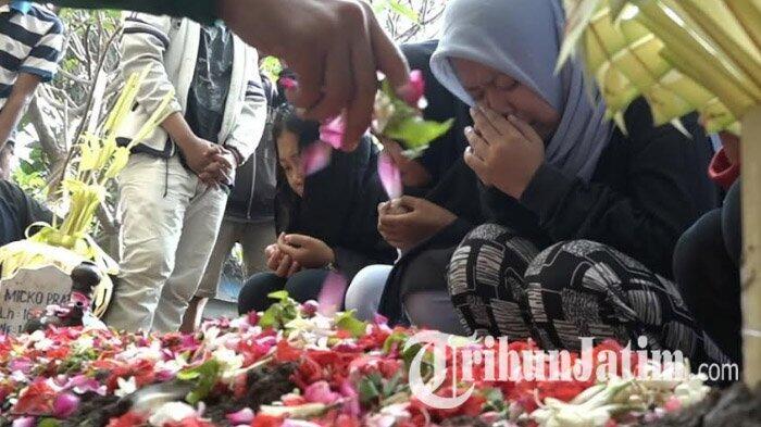 Tangis Haru Pecah Ketika Teman Sekolah Ziarah ke Makam Micko Pratama