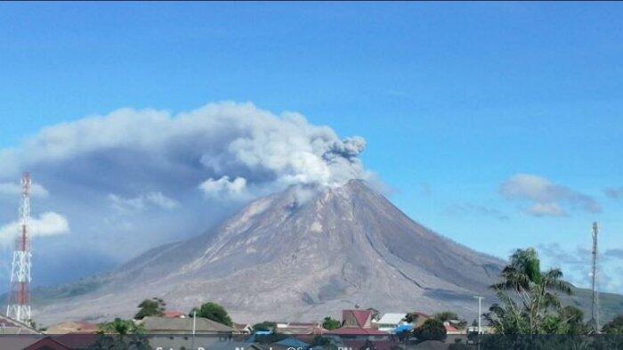 Asap Abu Kehitaman Keluar dari Kawah, Gunung Sinabung Kembali Erupsi Pagi Ini