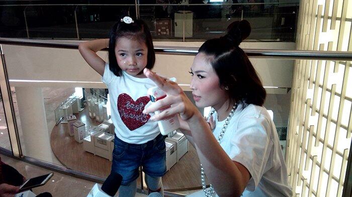 Ikuti Acara Mothercare, Ayu Dewi Ogah Paksa Anaknya agar Memilih Dunia Fashion