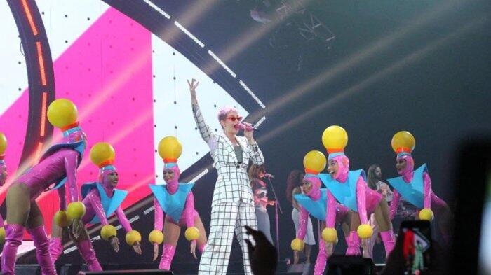 Katy Perry Minta Diajarkan Bahasa Indonesia di Konser ‘Witness: The Tour’