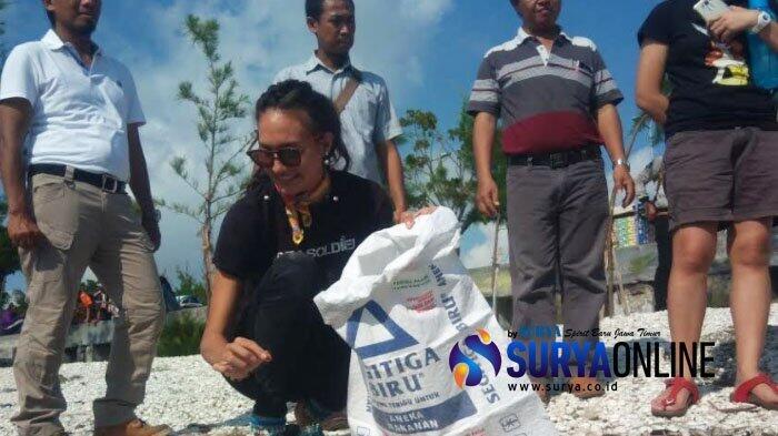 Nadine Chandrawinata di Tengah Terik Matahari Punguti Sampah Pantai Kenjeran Surabaya