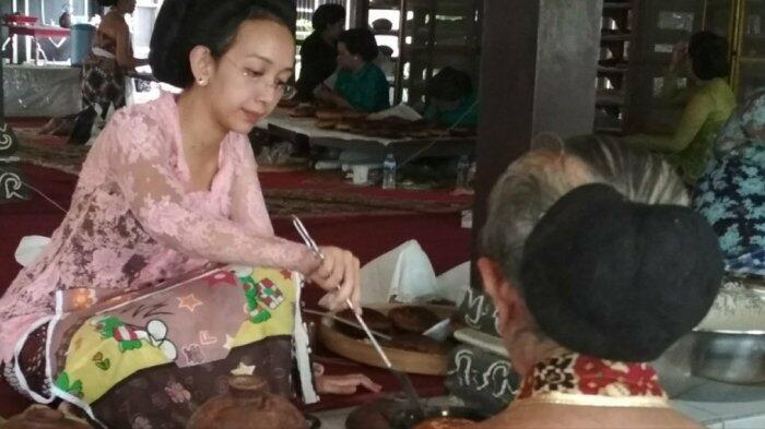 Luwesnya Para Puteri Sri Sultan Hamengkubuwono X Membuat Apem