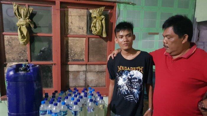 Miras Oplosan Disimpan dalam Lemari Pendingin Sebuah Warung