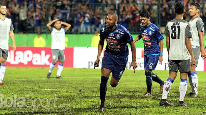 Gol Arema FC Dibalas Cepat Persib Bandung, Babak Pertama Skor Imbang 1-1