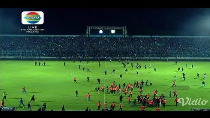 Berakhir Ricuh, Suporter Ikut Turun Lapangan di Laga Arema vs Persib