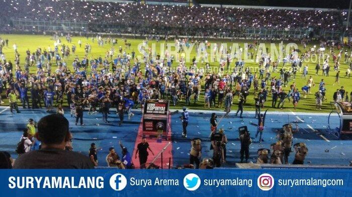 Video, Detik-detik Tragedi 'Berdarah' hingga Aremania Ricuh Masuk ke Lapangan