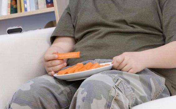 Kebiasaan Makan Sambil Nonton TV Bisa Picu Obesitas pada Anak
